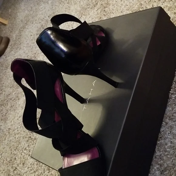 Taheri Hi Heel Sandle - Picture 4 of 9